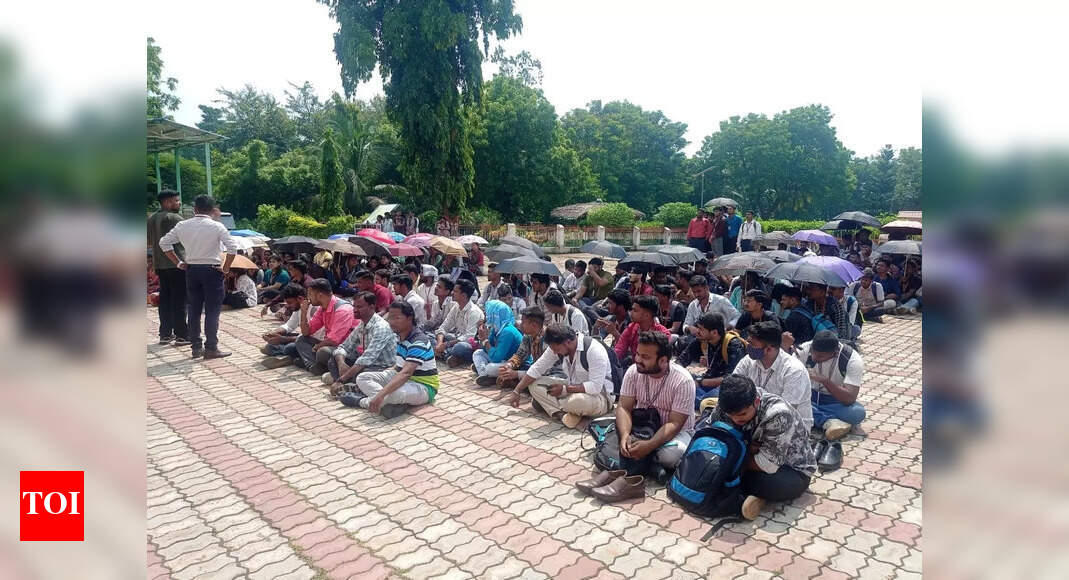 Berhampur University students protest for reduced hostel fees