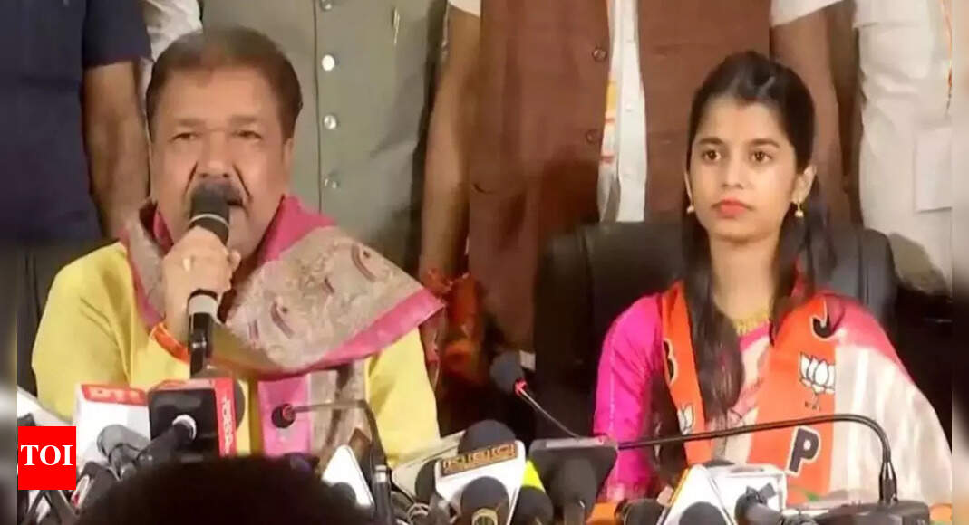 ‘Here to serve society’: Maithili Thakur joins BJP ahead of Bihar polls; likely to contest from Alinagar ‘Here to serve society’: Maithili Thakur joins BJP ahead of Bihar polls; likely to contest from Alinagar