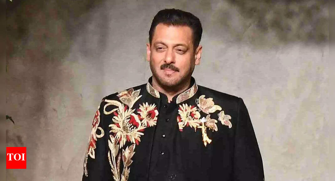 Salman Khan reunites with Sushmita Sen as he turns showstopper for Vikram Phadnis’ 35-year celebration | – The Times of India