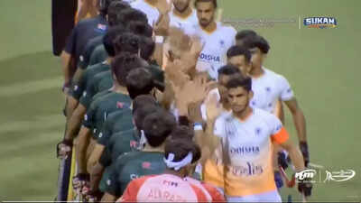 After no handshakes in cricket, India, Pakistan exchange high 5s, pleasantries in hockey - watch video