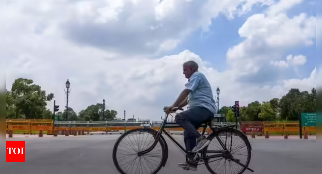 Delhi weather: Warm temperatures, no rain; AQI remains very poor