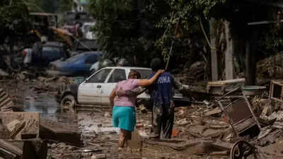 Deslizamientos de tierra mortales e inundaciones cortan 300 comunidades en México