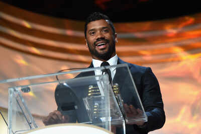 Russell Wilson shares heartwarming moments during his visit to Mount Sinai Pediatrics, inspiring fans with his compassion