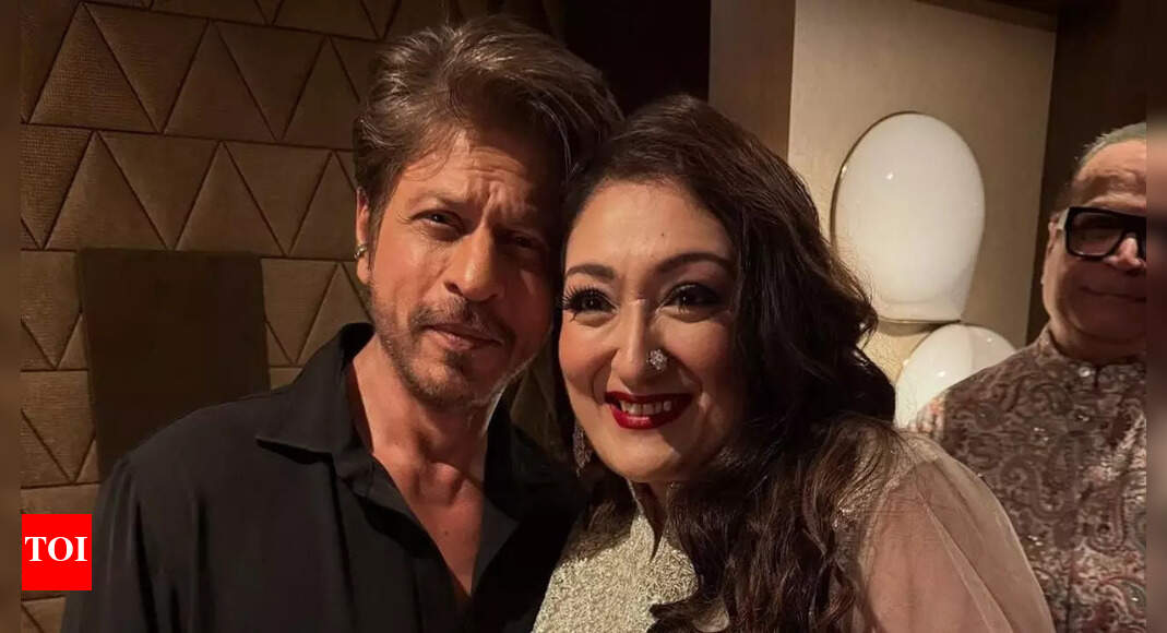 SRK-Sunita Ahuja pose together at Diwali bash SRK-Sunita Ahuja pose together at Diwali bash
