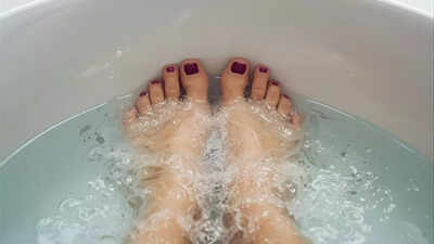 how-soaking-your-feet-in-hot-water-reduces-leg-pain.jpg