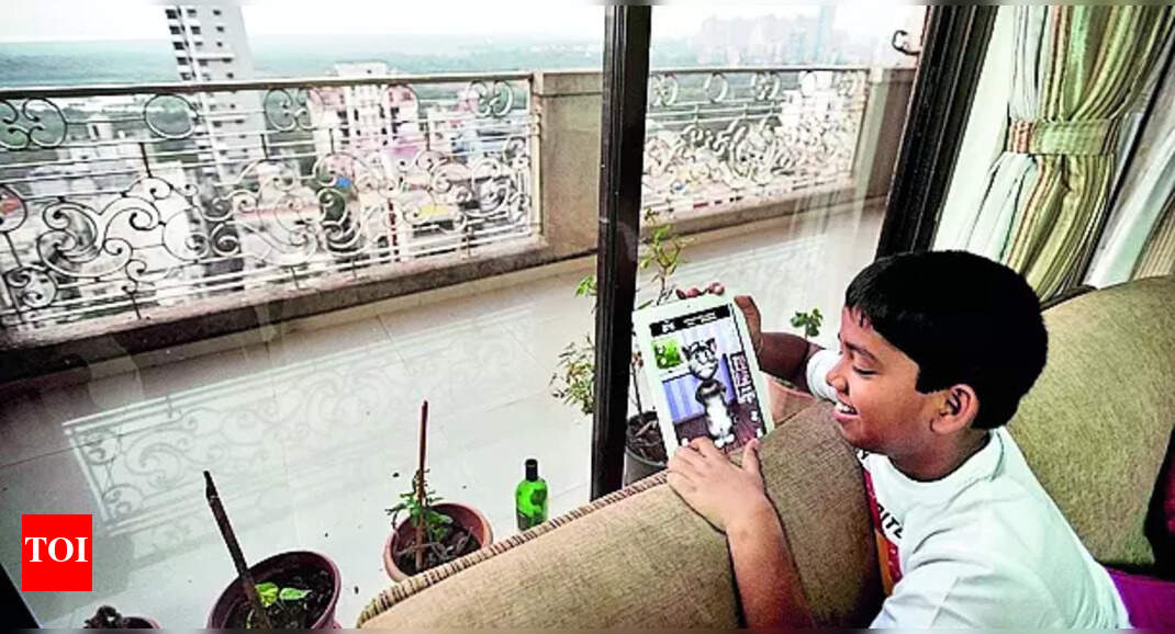 स्क्रीन के माध्यम से अपने बच्चे का मार्गदर्शन करना: अनुशासन, सुरक्षा और साझा डिजिटल शिक्षा