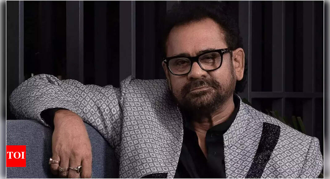 <div>Anees Bazmee on RISING entourage costs: 'Every class has...'</div>