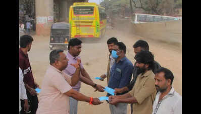 Auto drivers protest dusty roads in Hubballi by distributing masks