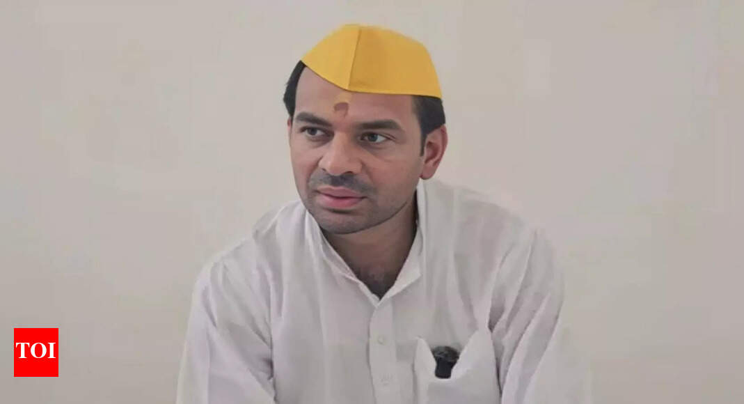 Tej returns to Mahua, files papers