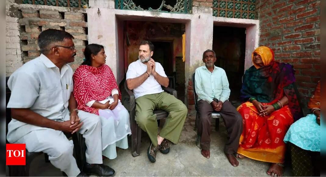 <div>UP lynching case: Rahul Gandhi meets Dalit victim's family; claims govt 'threatening' them</div> <div>UP lynching case: Rahul Gandhi meets Dalit victim's family; claims govt 'threatening' them</div>