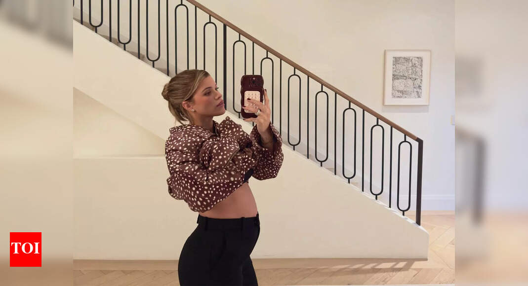 Sofia Richie announces second pregnancy, flaunts baby bump - PIC