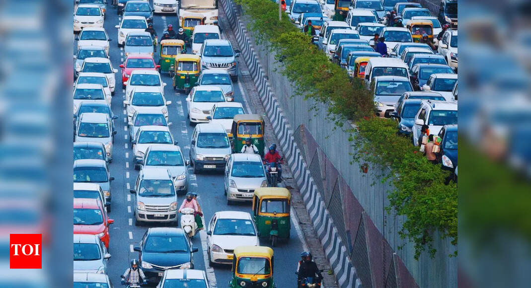 Delhi-NCR traffic chaos ahead of Dhanteras and Diwali 2025: Major routes to avoid and travel tips | – The Times of India
