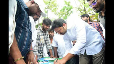 Kadapa MP YS Avinash Reddy leads YSRCP 1 cr signature drive against medical colleges privatisation