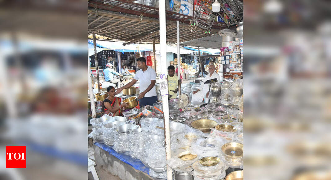 Bokaro Markets Thrive This Dhanteras: Festive Shopping for Utensils and Decorative Items
