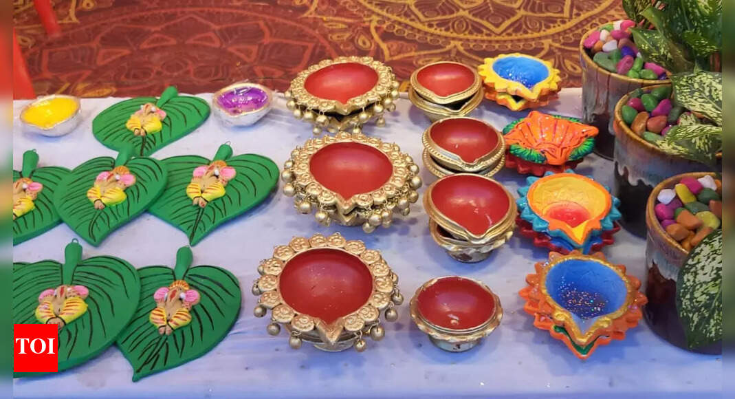 Stalls in silk city sell eco-friendly diyas