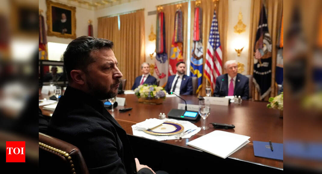 <div>'He looks beautiful': Trump gives thumps up to Zelenskyy's outfit — Watch</div>