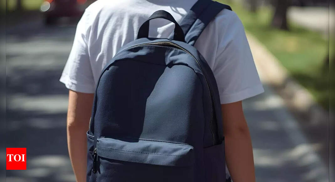 Carrying your bag on one shoulder can cause shoulder arthritis