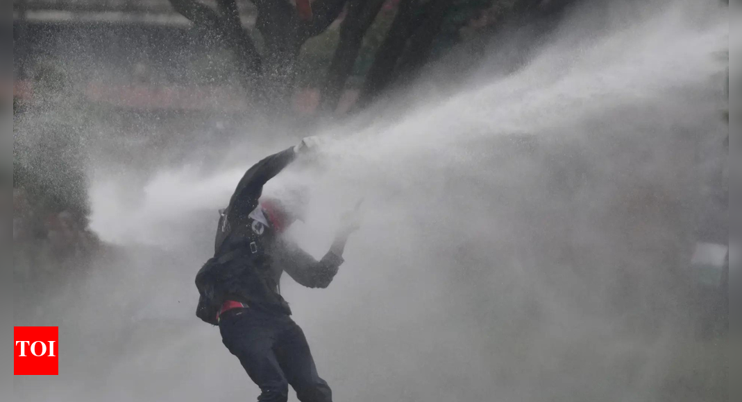 Colombia: Anti-Trump protesters fire arrows at police outside US embassy; four officers injured