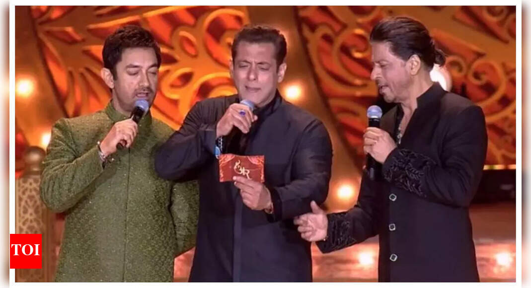 'He wanted to sing for longer': Fans REACT as Shah Rukh Khan interrupts Aamir Khan's song midway