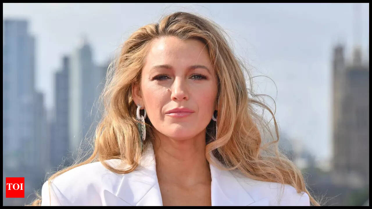 Yosh kotib Sasha Grey jinni mashinasi bilan oynaydi.