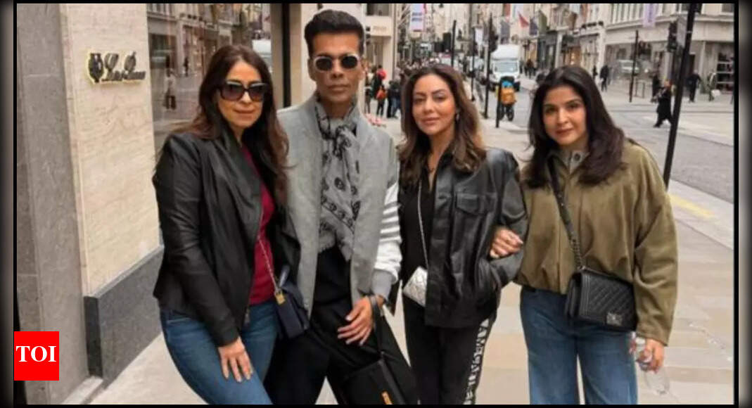 <div>KJo, Gauri, Bhavna, and Maheep's London vacation pic</div>