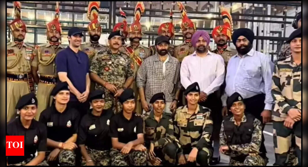 <div>'Hindustan Zindabad!': Sunny Deol visits Wagha Border</div>