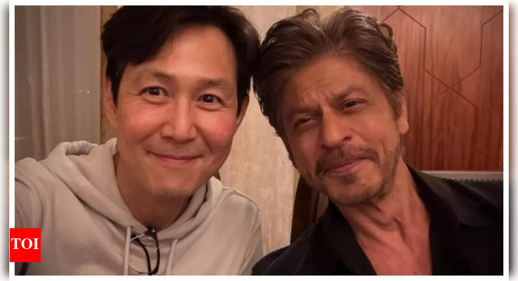 <div>'Squid Game' star Lee Jung-Jae shares a selfie with SRK</div>