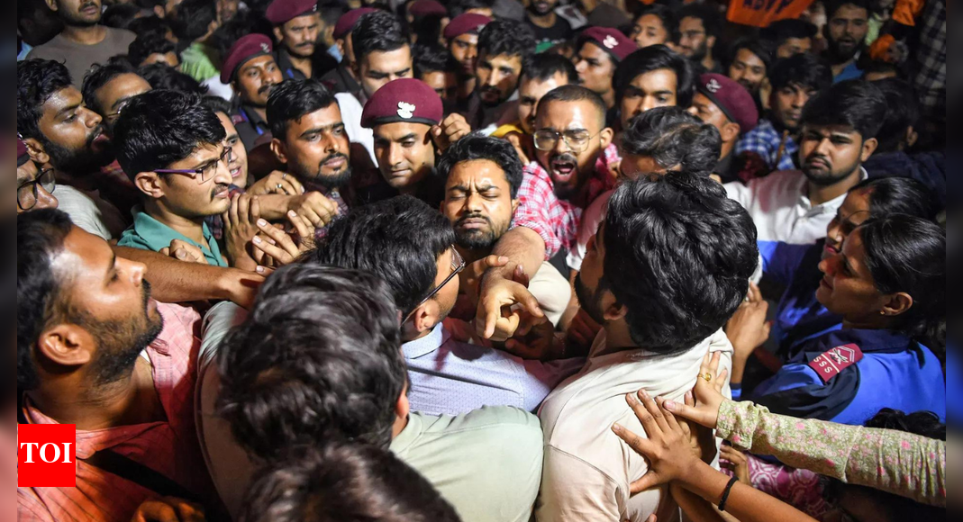 JNU: Delhi police detains 28 students, including JNUSU president; protest turns confrontational JNU: Delhi police detains 28 students, including JNUSU president; protest turns confrontational