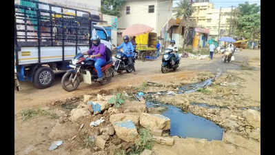 At Hubballi’s Kotilinga Nagar, residents battle drainage overflow