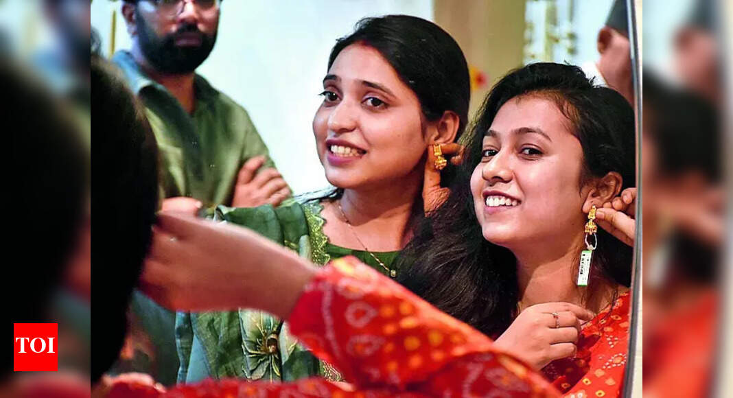Price dip sees gold rush on Dhanteras in Goa