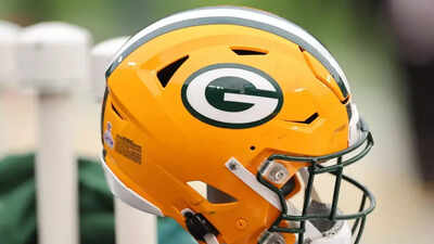 Why was the Packers’ flight to Arizona delayed for over five hours before their crucial Cardinals matchup?