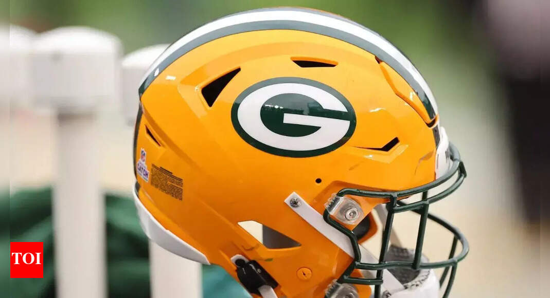 Why was the Packers’ flight to Arizona delayed for over five hours before their crucial Cardinals matchup?
