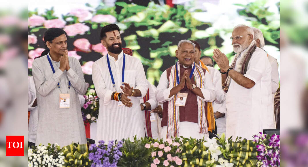 Dalit votes in Bihar: NDA bets on Paswan, Manjhi; Mahagathbandhan looks to expand beyond MY base Dalit votes in Bihar: NDA bets on Paswan, Manjhi; Mahagathbandhan looks to expand beyond MY base
