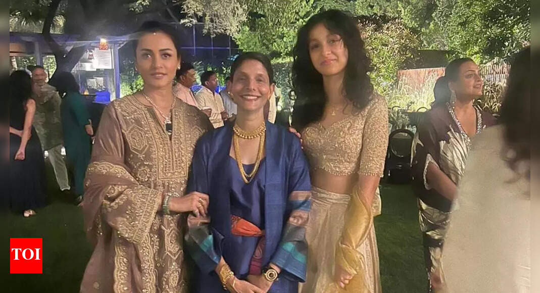 Namrata celebrates Diwali with Sitara and sister Shilpa
