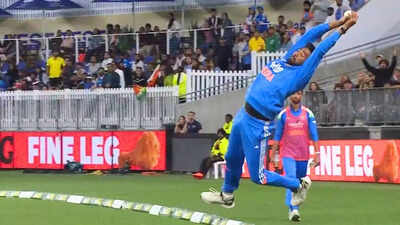  Mohammed Siraj turns superhero on boundary ropes - Watch