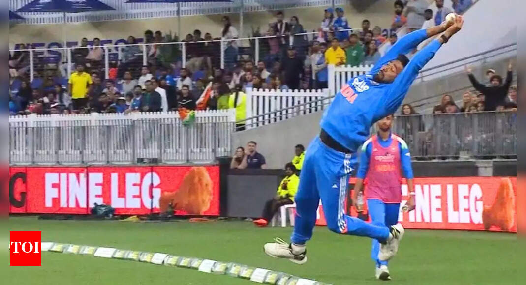 IND vs AUS: Siraj turns superhero on boundary ropes - Watch