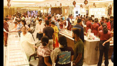 Rush continues at jewellery stores across the state on Sunday