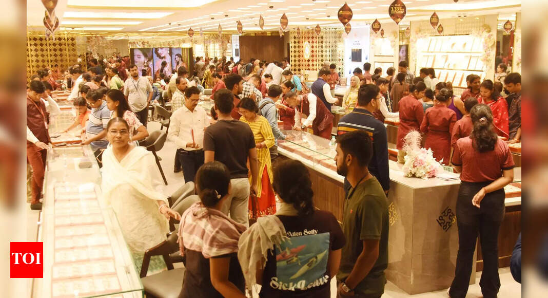 Rush continues at jewellery stores across the state on Sunday