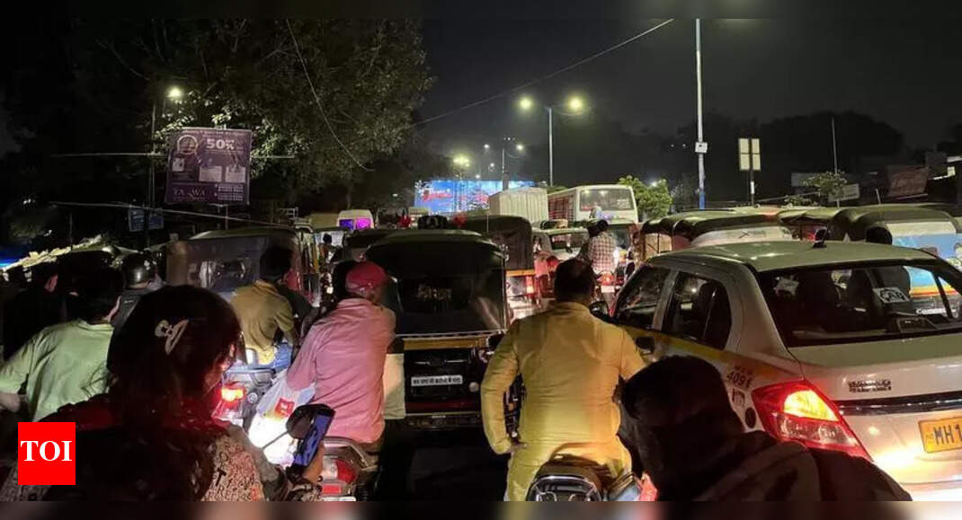 Amid worsening traffic rush, hassled commuters say fleecing by auto & cab drivers has peaked