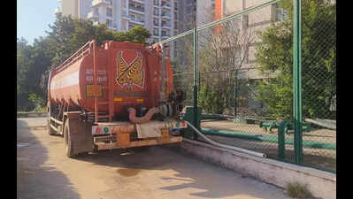 Taps sputter in Gurgaon society, over 2.5k residents turn to tankers for water