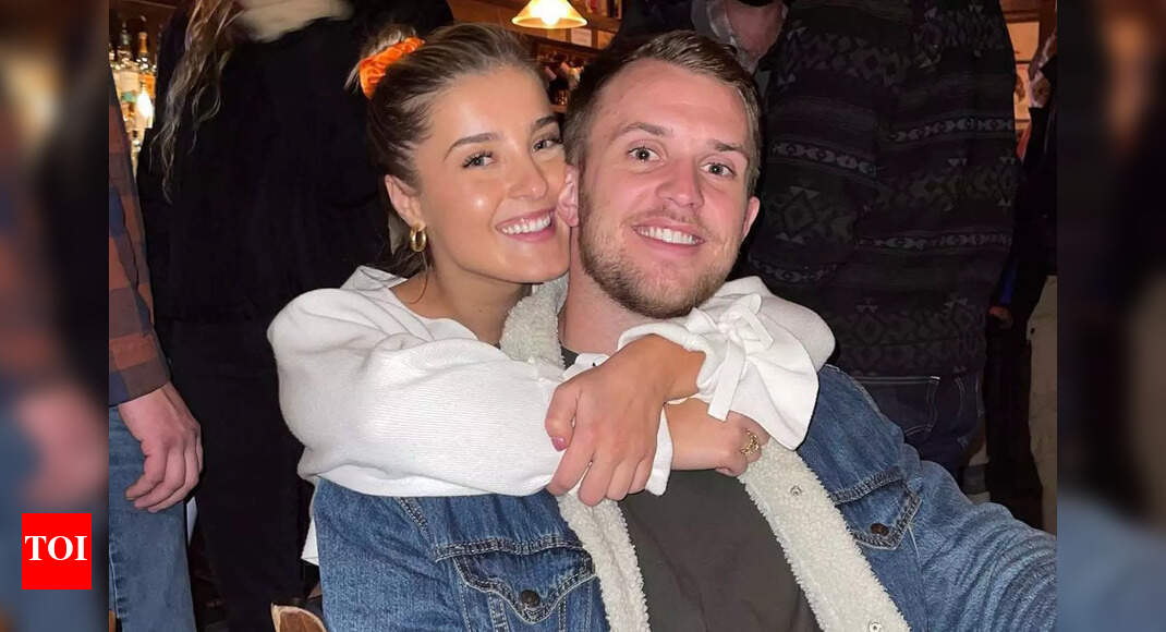 Jake Browning’s fiancée Stephanie Niles finds her fall bliss in a quiet bookstore moment that speaks volumes about her charm