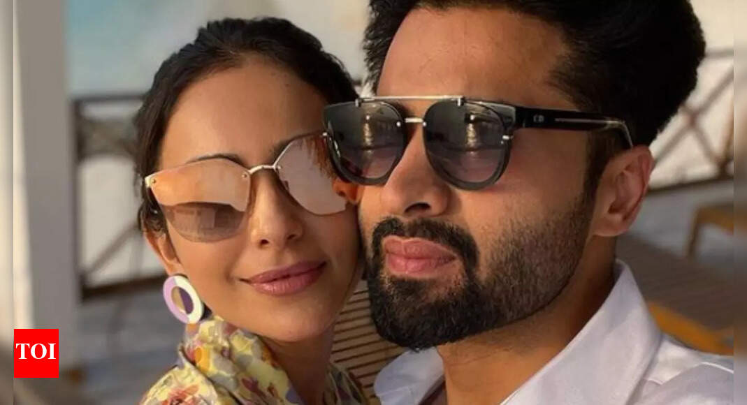 Rakul Preet Singh has funny OOPS moment during Diwali dinner; gets nearly hit by Jackky Bhagnani's nephew