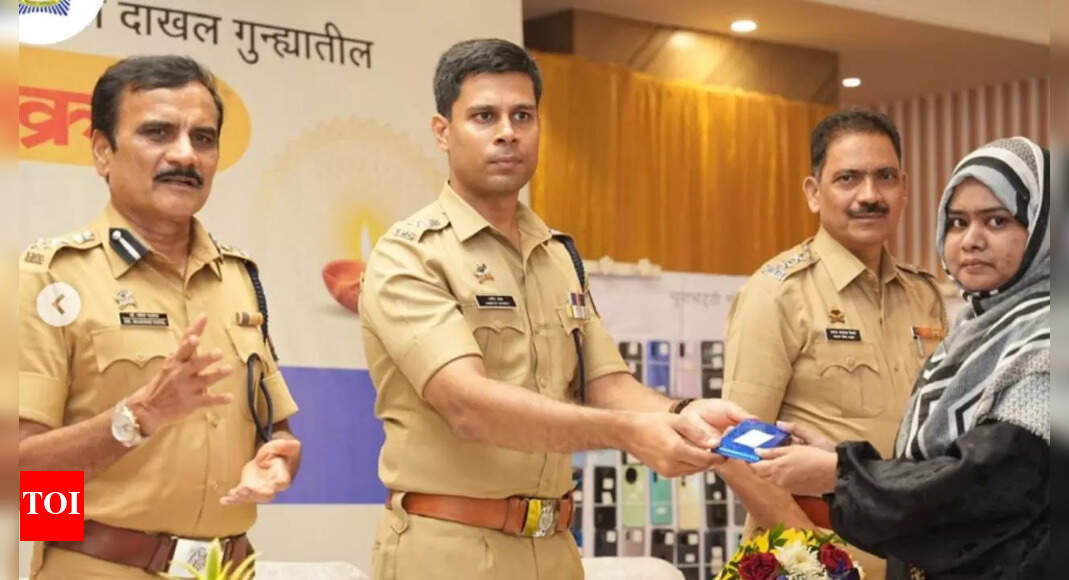 'Special Diwali return gift': Mumbai Police returns 800 stolen, lost phones to owners; netizens react