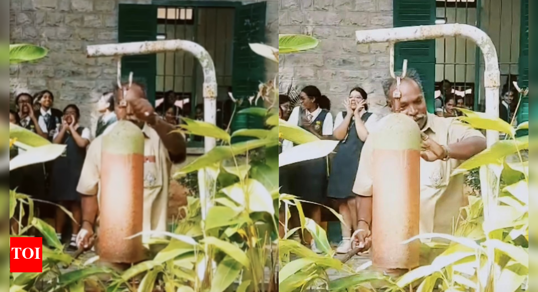 Watch: Peon rings school bell for last time after 38 years of service; students give special farewell Watch: Peon rings school bell for last time after 38 years of service; students give special farewell