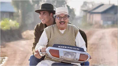  Akshay Kumar mourns Asrani's death - Scenes from cult comedy movies they featured in