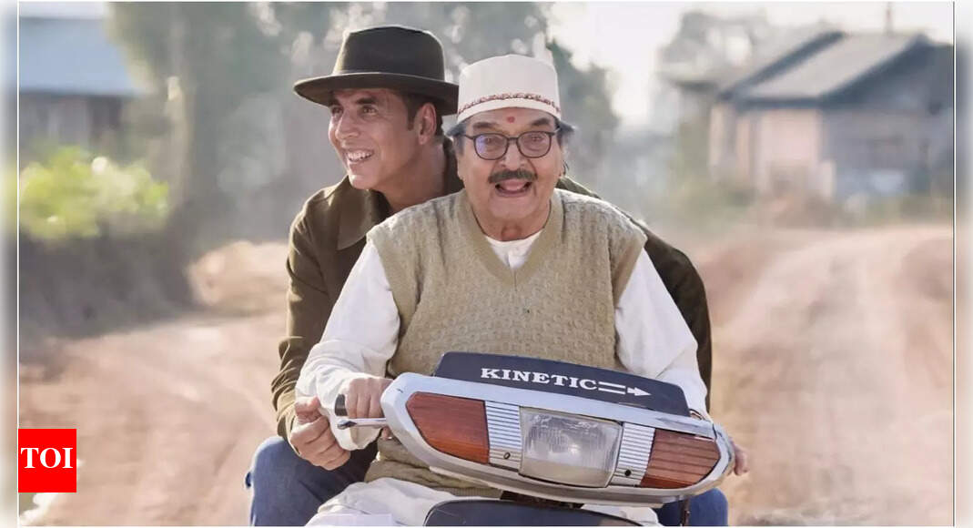 'We had hugged each other warmly': Akshay Kumar mourns Asrani's death - Scenes from cult comedy movies they featured in