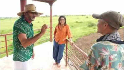  Jackie Shroff touches Farah Khan’s cook Dilip’s feet; Scolds him with a humorous warning