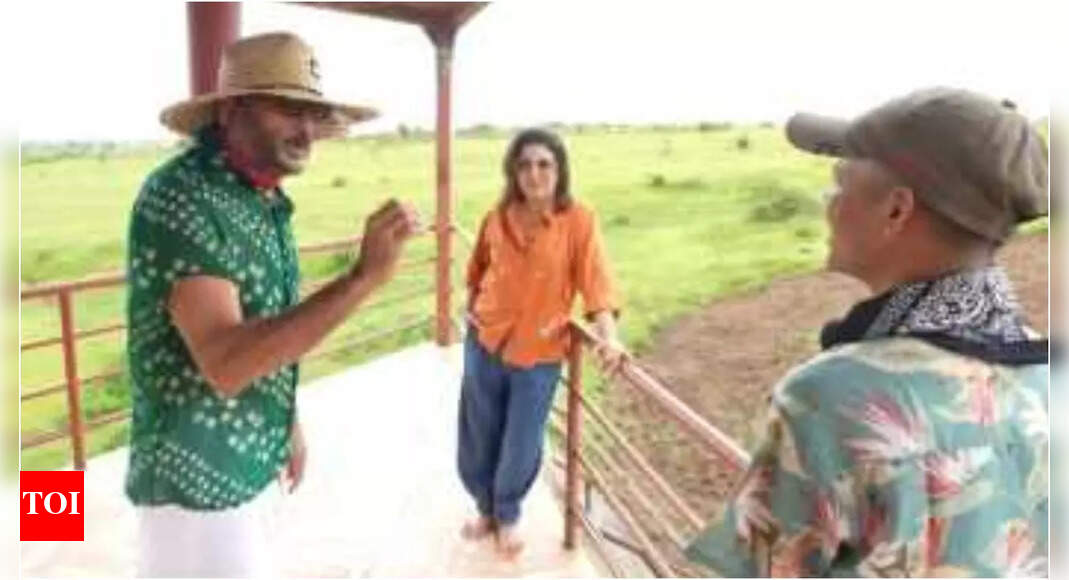 ‘Kaan ke niche bajaunga’: Jackie Shroff touches Farah Khan’s cook Dilip’s feet; Scolds him with a humorous warning