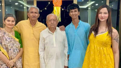 3 lakhs and counting! For the first time ever since her transformation, Anaya and her father Sanjay Bangar share the frame; pic goes viral