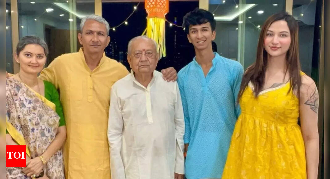 3 lakhs and counting! Anaya Bangar shares Diwali photo with father; pens heartfelt note